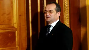 Întrebările presei pe tema Guvernului Negoiţă, subiect de pariu între Boc şi Videanu