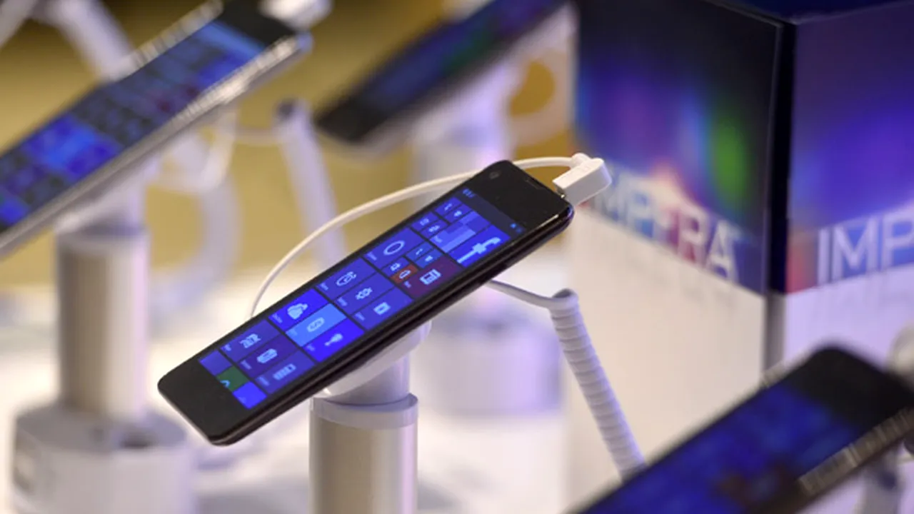 Românii îşi schimbă telefonul o dată la 2 ani. În zona premium însă rata de schimb ajunge la 6 luni