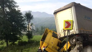 FOTO Circulaţie îngreunată pe DN7 Râmnicu Vâlcea – Sibiu. Traficul pe calea ferată, reluat