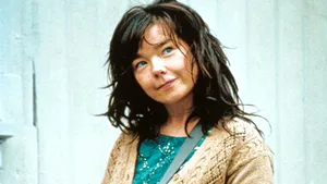 Vestimentaţia de scenă a lui Björk, scoasă la licitaţie în Londra, alături de hainele Prinţesei Diana