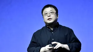 Un antreprenor chinez, care a spus că va cumpăra cândva compania Apple, a ajuns pe lista datornicilor