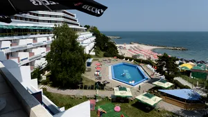 Incendiu la un restaurant din staţiunea Olimp. Flăcările au distrus acoperişul de stuf al localului