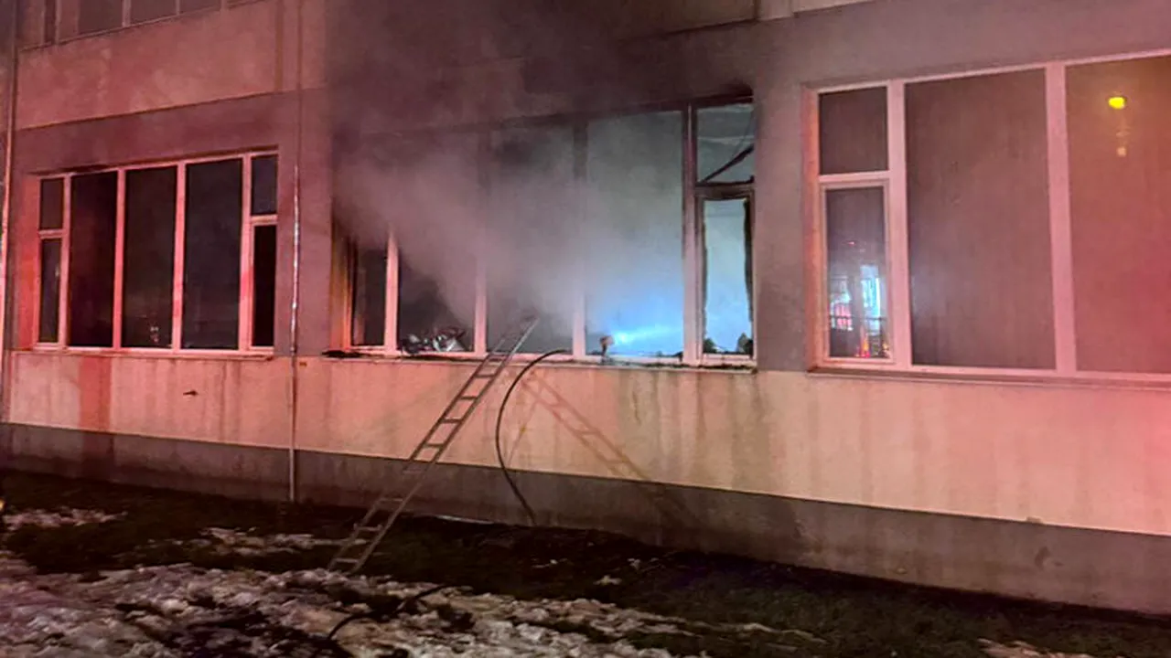 Incendiu într-o clădire a Universității din Oradea. Atelier și laborator de inginerie, distruse