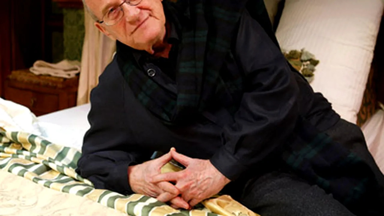 Larry Gelbart, scenaristul serialului 