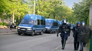 Unitatea de elită a poliţiei din Franţa a arestat cinci ceceni în urma violenţelor din oraşul Dijon