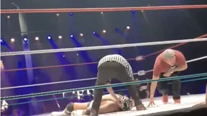 Scene de la un meci de wrestling în care un luptător a murit în timpul reprezentaţiei. Publicul credea că se preface | VIDEO