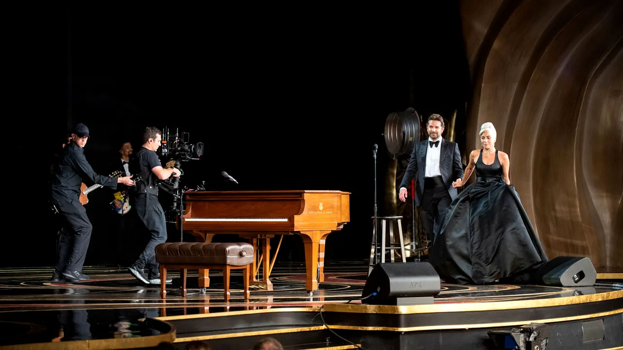 Moment INTIM la Oscar 2019: Interpretarea piesei „Shallow” de către Lady Gaga şi Bradley Cooper a stârnit valuri de comentarii | VIDEO 