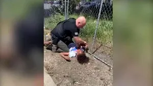 Furie la nivel naţional în SUA. Un poliţist a fost filmat lovind un minor de culoare. VIDEO