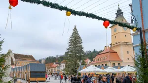 200.000 de beculețe și 5.000 de globuri pe bradul de Crăciun din Piața Sfatului