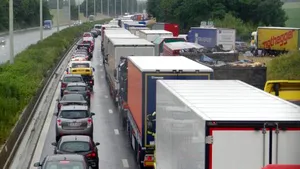 Şofer român, rănit într-un accident între două TIR-uri pe o autostradă din Belgia - FOTO