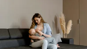 Alăptatul și evitarea sucurilor pot proteja copiii de obezitate