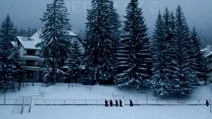 Zăpadă de cinci centimetri în Poiana Braşov