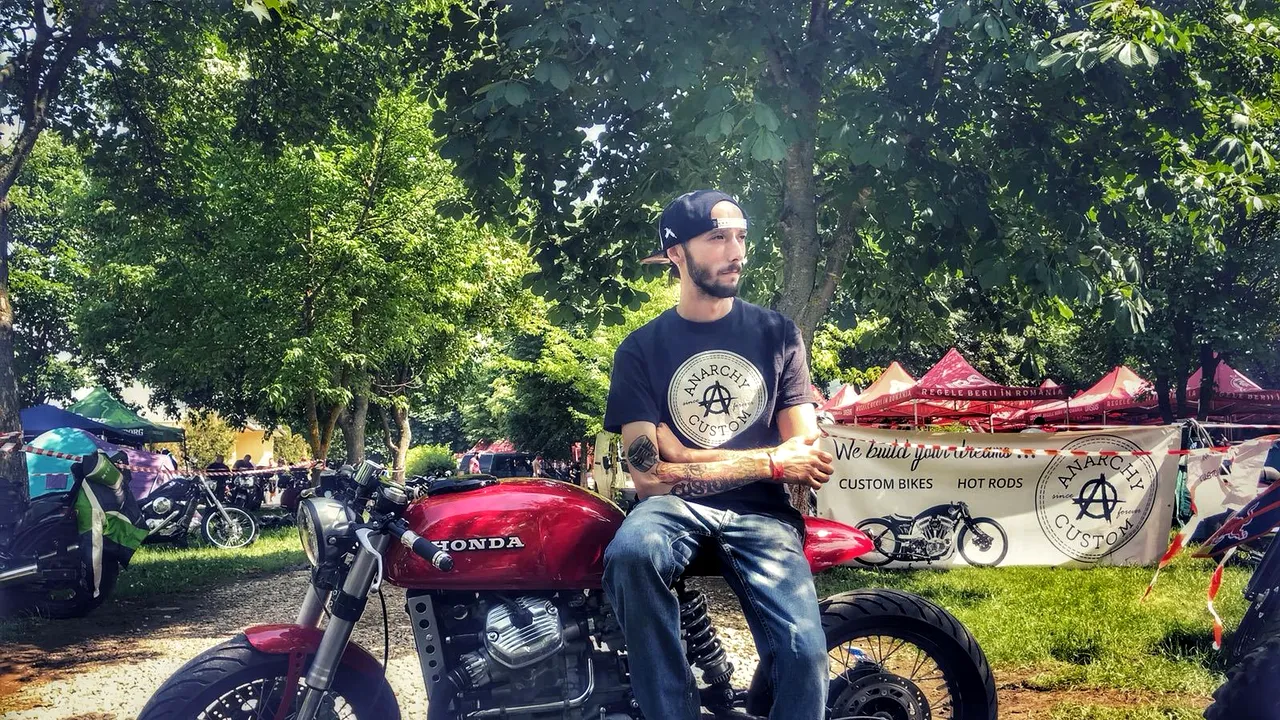 Motocicletă modificată în aşa fel încât să semene cu una de curse din 1960, prezentată la Cluj | GALERIE FOTO