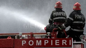 Incendiu puternic într-un bloc din Miercurea Ciuc. Locatarii au fost evacuaţi, fără a exista victime