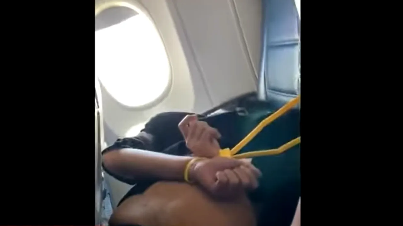 VIDEO Incident aerian. Un zbor a fost deviat după ce un pasager „neascultător” a încercat să intre în cabina piloţilor