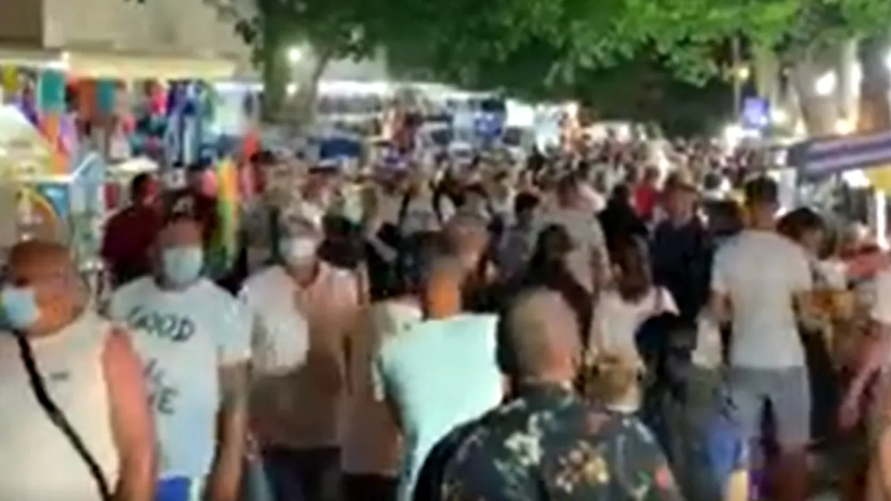 Turiştii se distrează fără precauţie la mare/ Prefectul Constanţei: 