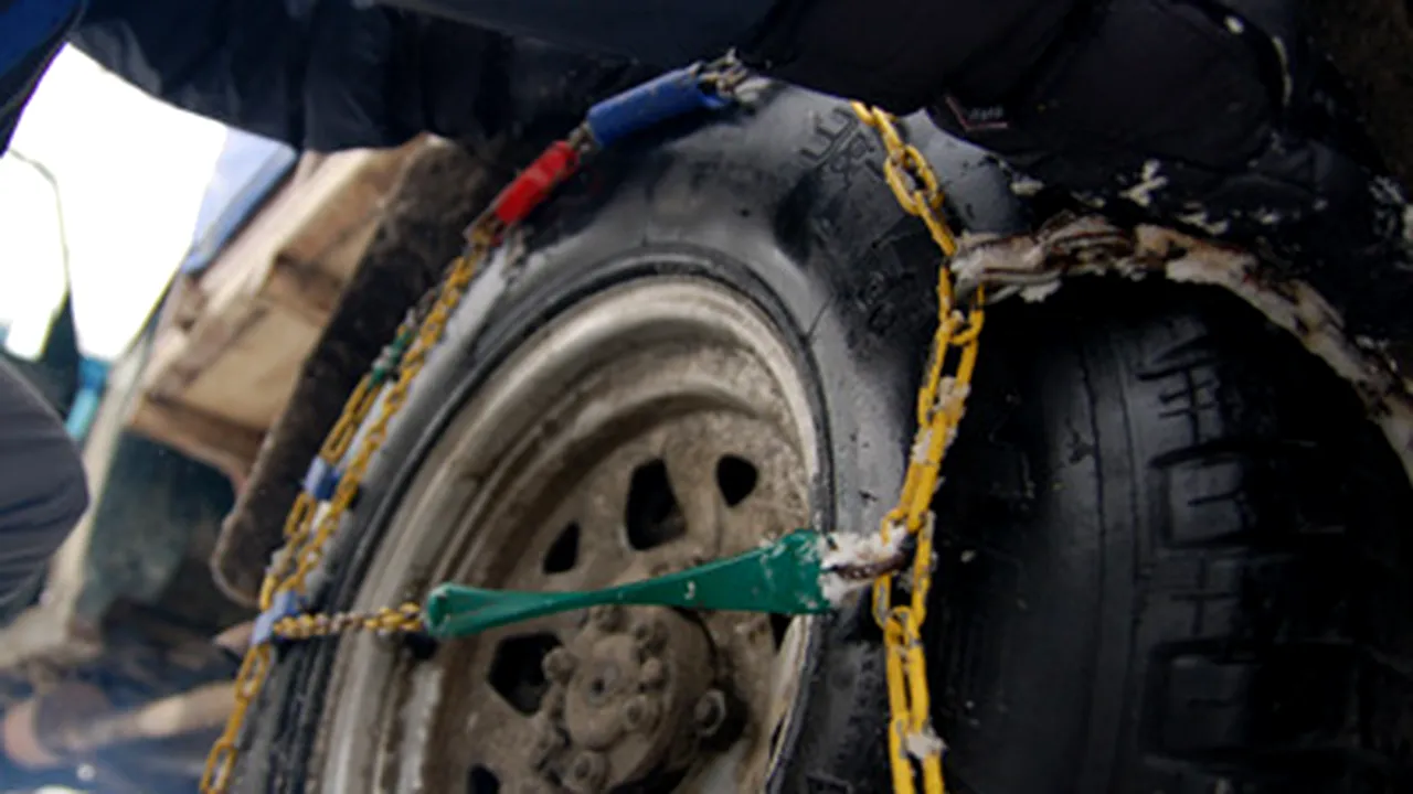 Blocaje pe DN 1, din cauza şoferilor care opresc pe carosabil să pună lanţuri la maşini