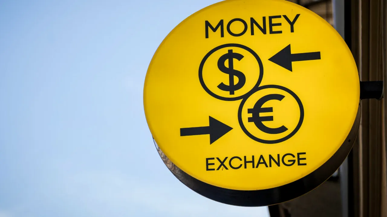 Curs valutar, 23 octombrie. Euro scade, aurul urcă din nou