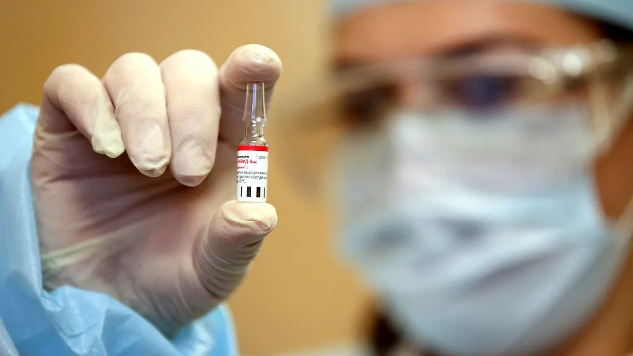 Putin sare în ajutorul lui Trump.  Rusia vrea să îl vaccineze pe preşedintele american cu Sputnik-V
