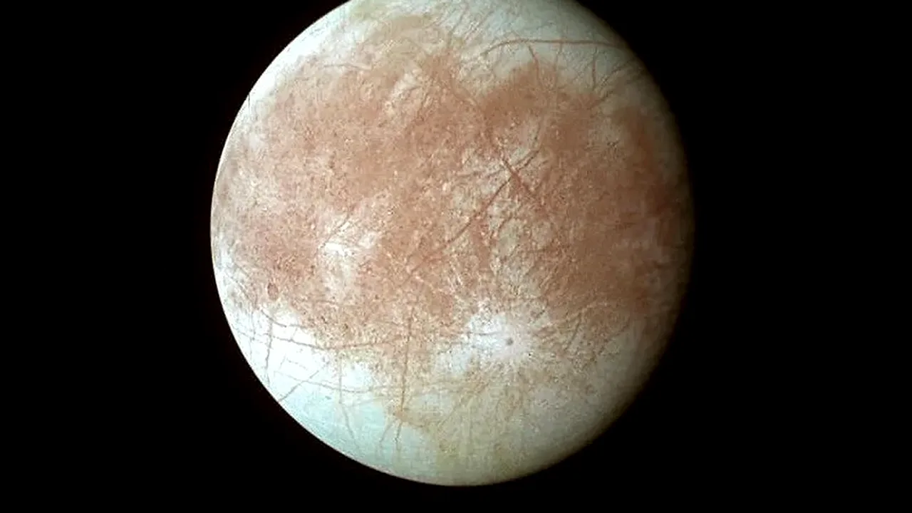 NASA observă mişcare sub crusta îngheţată a lunii Europa