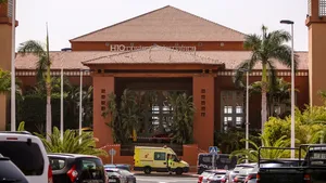 Carantină în condiţii de lux: Turiştii izolaţi în hotelul din Tenerife riscă să se bronzeze cu urme de mască sanitară