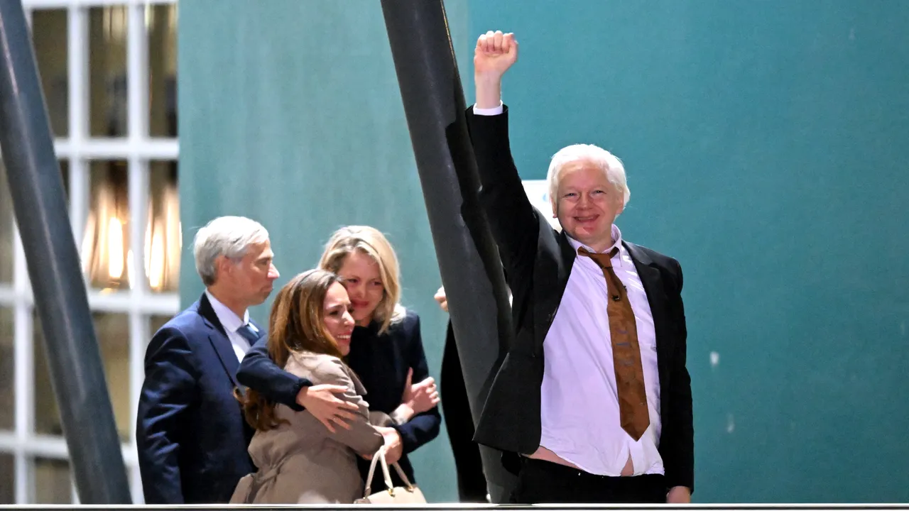 Julian Assange ţine primul discurs public important de la eliberarea din închisoare. El spune că libertatea presei a fost „subminată, atacată, slăbită”