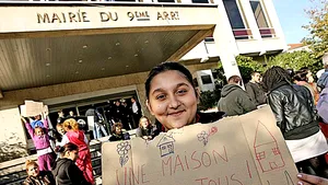 Aproximativ 80 de romi, evacuaţi dintr-o clădire din Lyon
