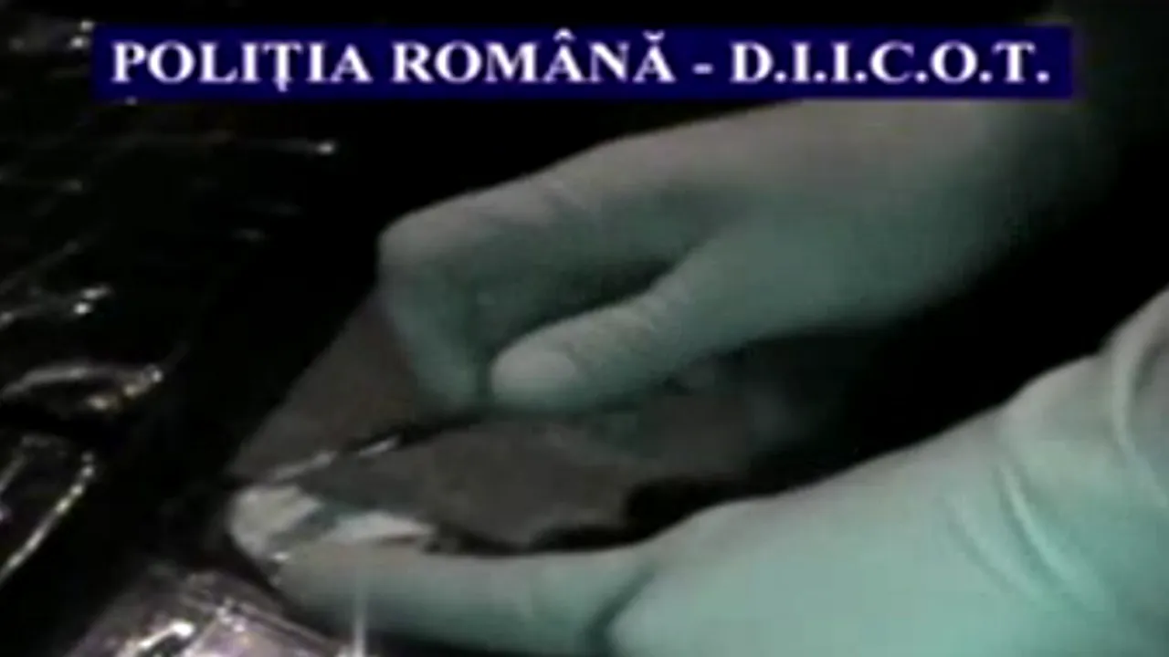 Captură de droguri: Cinci traficanţi prinşi când vindeau 50 de kilograme de cocaină cu trei milioane de euro - VIDEO
