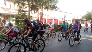 Peste 100 de pompieri pedalează pe străzile Timişoarei pentru a promova voluntariatul
