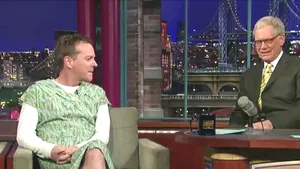 Kiefer Sutherland îmbrăcat în rochie la emisiunea lui Letterman - VIDEO