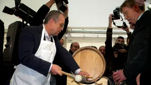 Boc a dat cep unui butoi cu bere la Festivalul de Toamnă al Economiei Germane de la Cluj-Napoca - FOTO