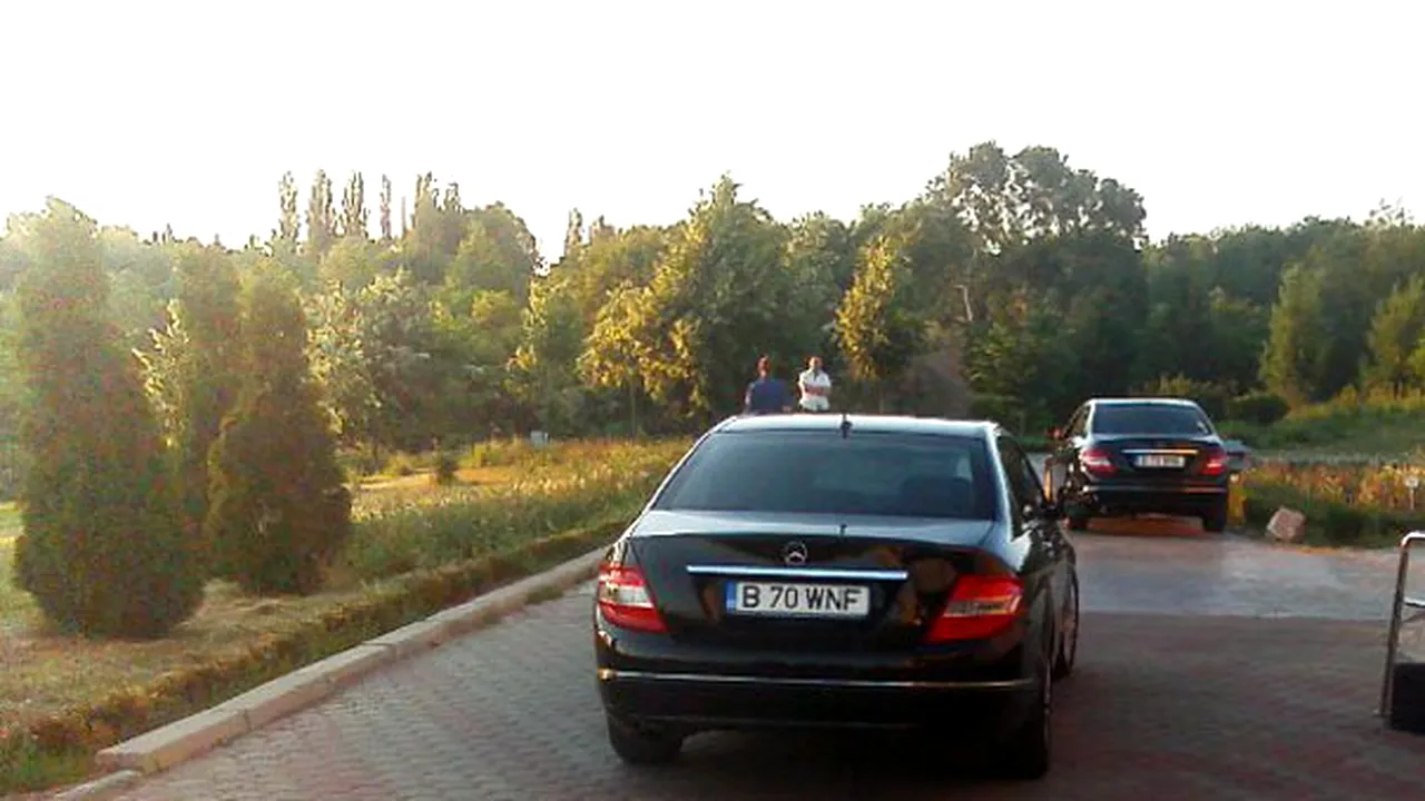Consilieri prezidenţiali, cu masini de serviciu la Mişcarea Populară. Oprea invocă regulamentul SPP