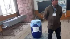 Butoaie de varză în loc de urne, într-o comună din Vâlcea. Primar: Sunt sigure şi uşor de manipulat