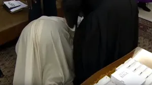 Gest istoric în numele păcii. Papa Francisc le-a sărutat picioarele foştilor doi rivali politici din Sudanul de Sud | VIDEO