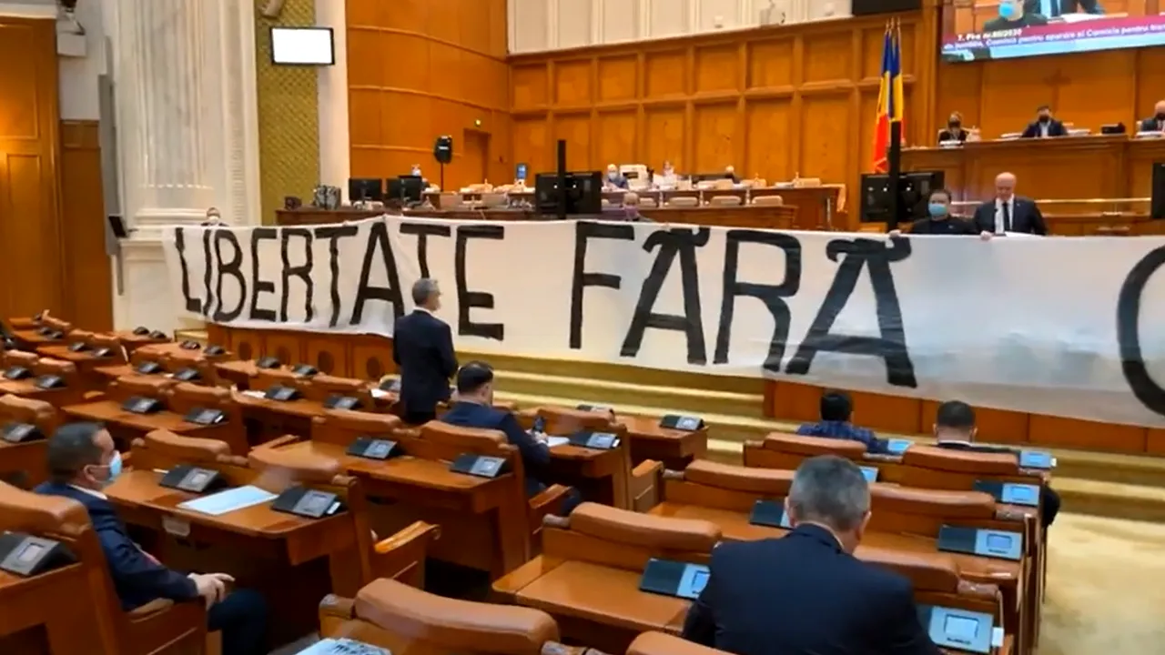 Protest AUR împotriva certificatului verde, în şedinţa Camerei Deputaţilor: „Libertate fără certificate”