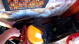 Produse expirate, carne ținută în soare și frigidere murdare. Comercianți sancționați la Bâlea Lac