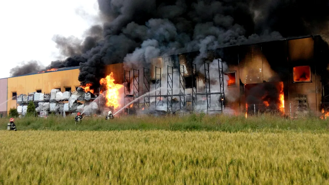 Incendiu la un depozit de încălţăminte din Jilava, un pompier a murit în timpul intervenţiei - VIDEO, GALERIE FOTO 