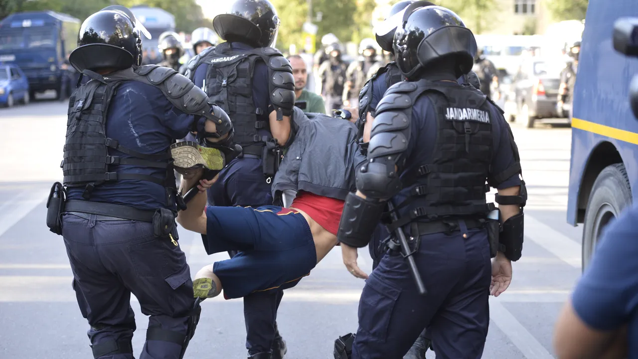 Dosare penale şi amenzi pentru suporteri, după meciul FCSB-Dinamo. A fost sancţionat şi organizatorul