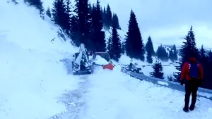 Utilaj de deszăpezire, PRINS sub o avalanşă pe un drum judeţean 