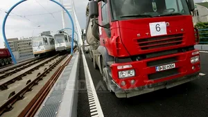 Pasajul Basarab, testat cu 12 tramvaie şi 32 de camioane