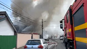 Incendiu cu flacără deschisă şi degajări mari de fum în Capitală