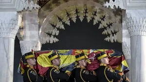 Regele Mihai, înmormântat la Catedrala din Curtea de Argeş. 21 de salve de tun şi imnul naţional, în onoarea fostului suveran. 16.000 de oameni, la slujba de înhumare | FOTO, VIDEO