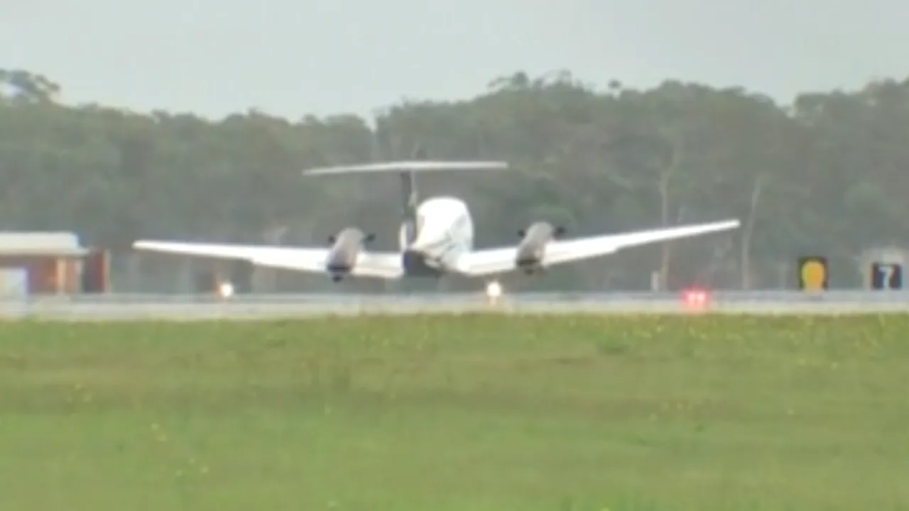Un avion a aterizat fără tren de aterizare după ce a consumat tot combustibilul