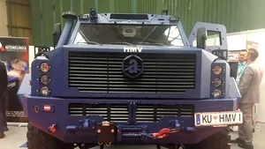BLINDATUL austriac de 12 tone ce poate da fiori protestatarilor şi ultraşilor, la expoziţia dedicată industriei apărării: „L-am adus pentru Jandarmerie” | FOTO