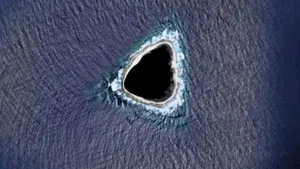 Cele mai ciudate imagini pe Google Earth: de la insula „gaură neagră” până la baze militare secrete