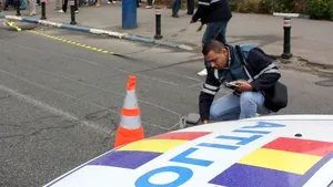 Un bărbat care mergea printre benzi, pe DN 1, a murit călcat de două maşini. Unul dintre şoferi a fugit de la locul accidentului