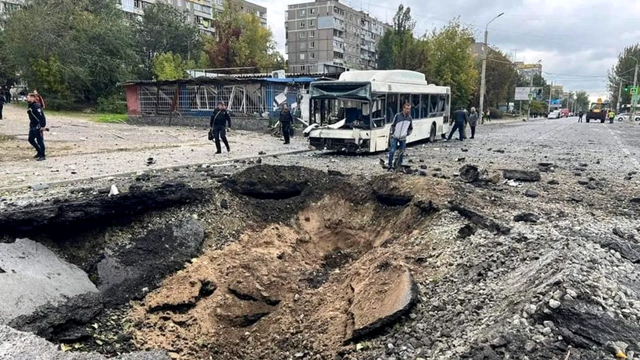 Ucrainenii fac miracole, după ce ruşii le-au distrus drumurile cu rachete: reparaţii în timp record la Dnipro şi la Kiev

