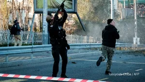 Atacul cu drone de la Kiev: două persoane sunt prinse sub resturile unei clădiri