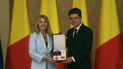 LIFE Nicușor Dan a decorat-o pe Nadia Comăneci: Vreau să vă mulțumesc că sprijiniți România