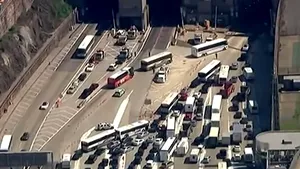 Aproximativ 25 de persoane, rănite în coliziunea dintre două autocare într-un tunel din New York - VIDEO